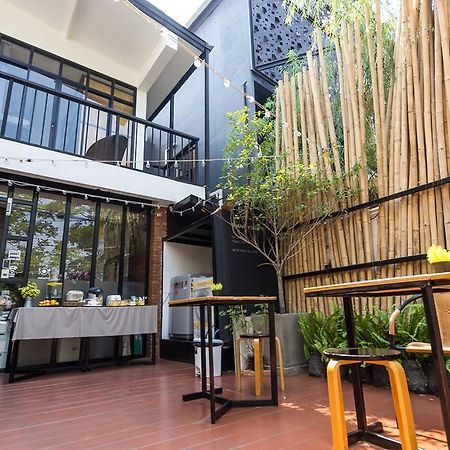 ซีว์ โฮลเทล แอท ประตูท่าแพ Hostel เชียงใหม่ ภายนอก รูปภาพ